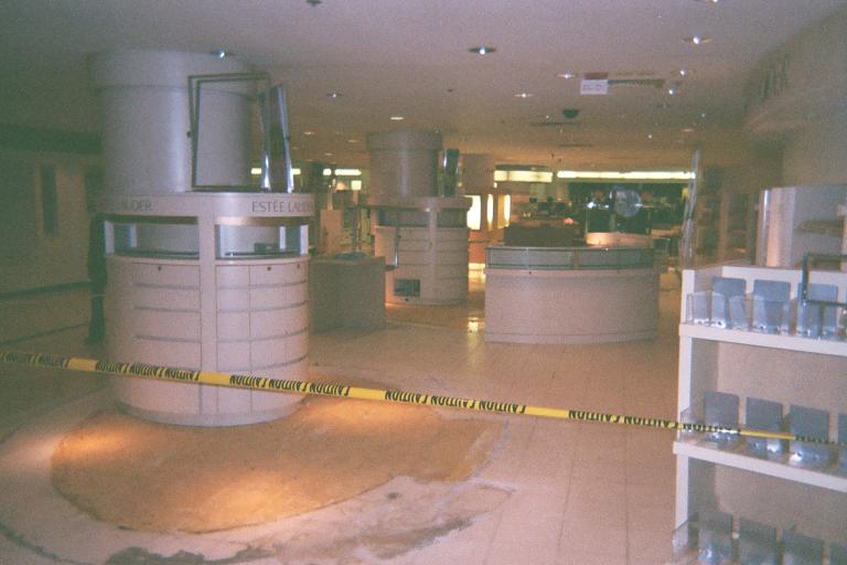 007_4a-end-last-days-filenes-boston033107.jpg